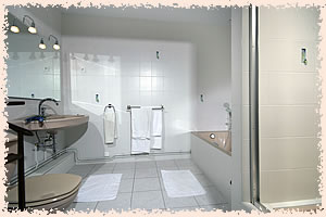 Salle de bain avec baignoire